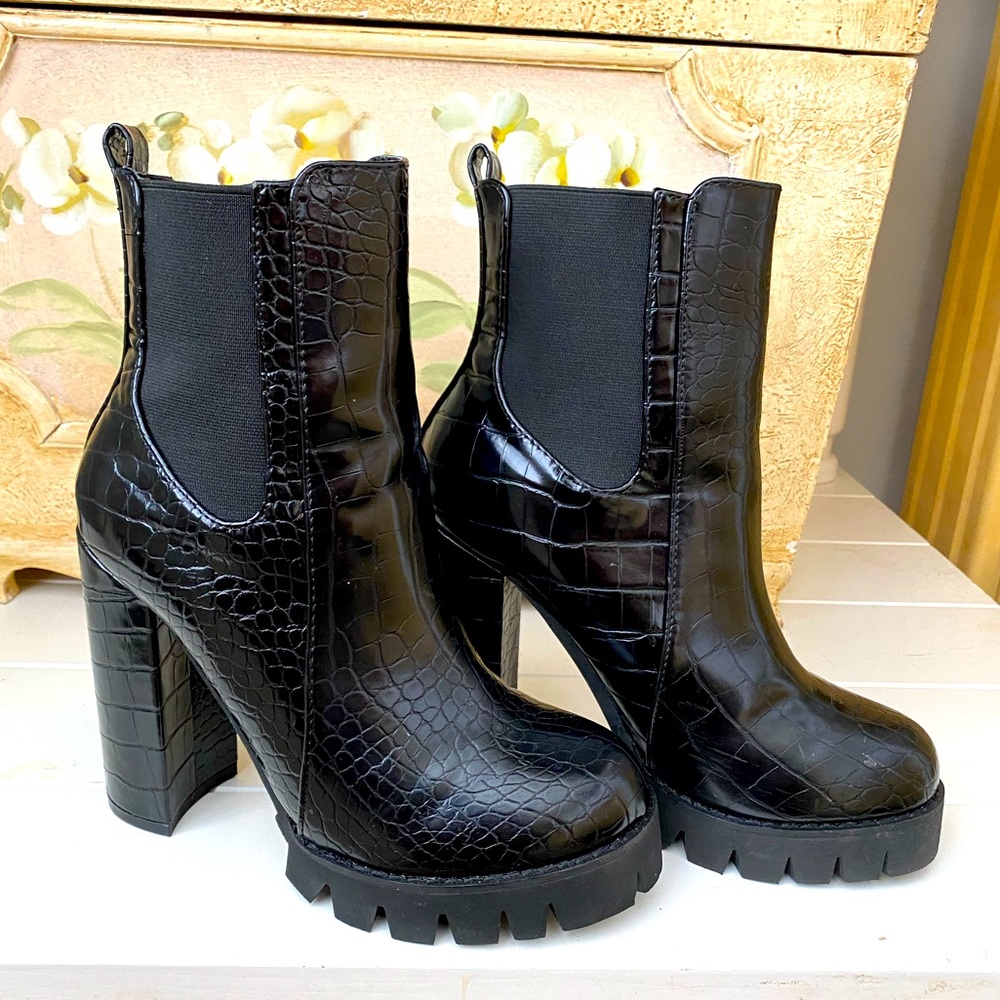 Crocodile 🐊 platform leather boots